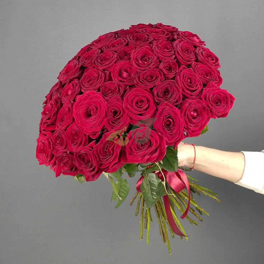 45 свежих красных роз в букете
