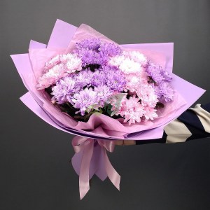 Букет кустовых сиреневых и розовых хризантем